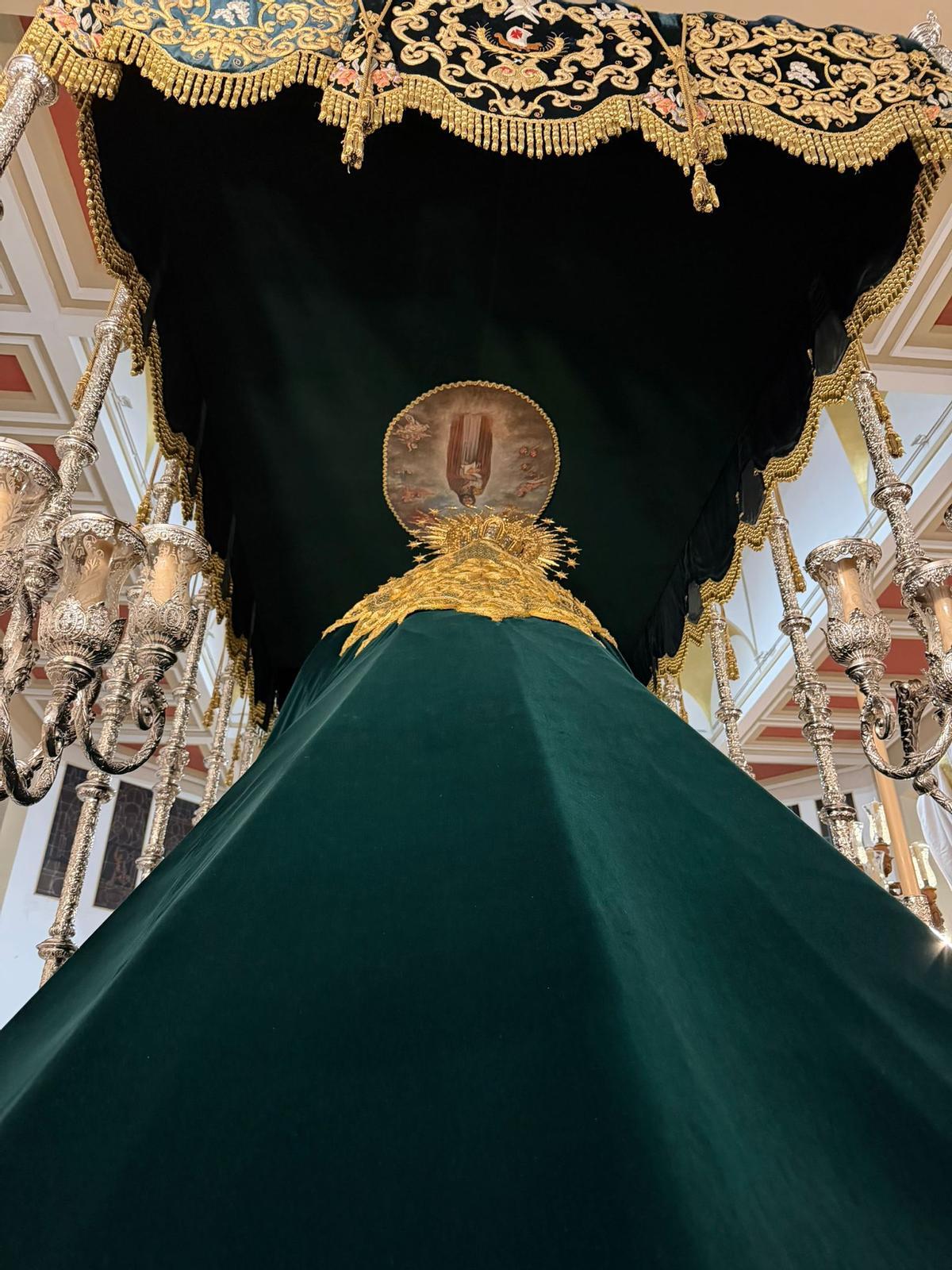 Imagen del techo de palio de la Virgen de Gracia y Esperanza de Coria del Río recientemente resturado.