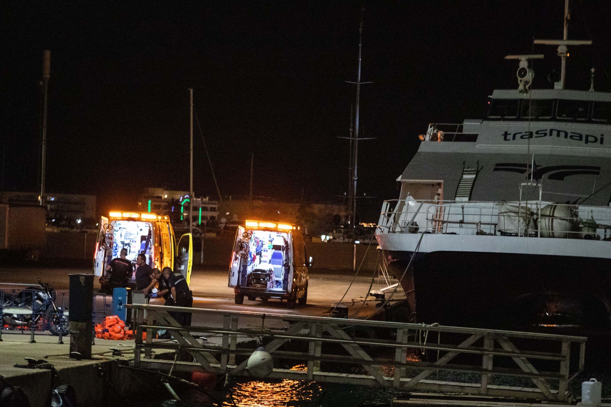 Un ferry choca contra un islote en Ibiza