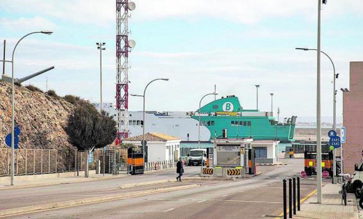 Entrada al dique del oeste.