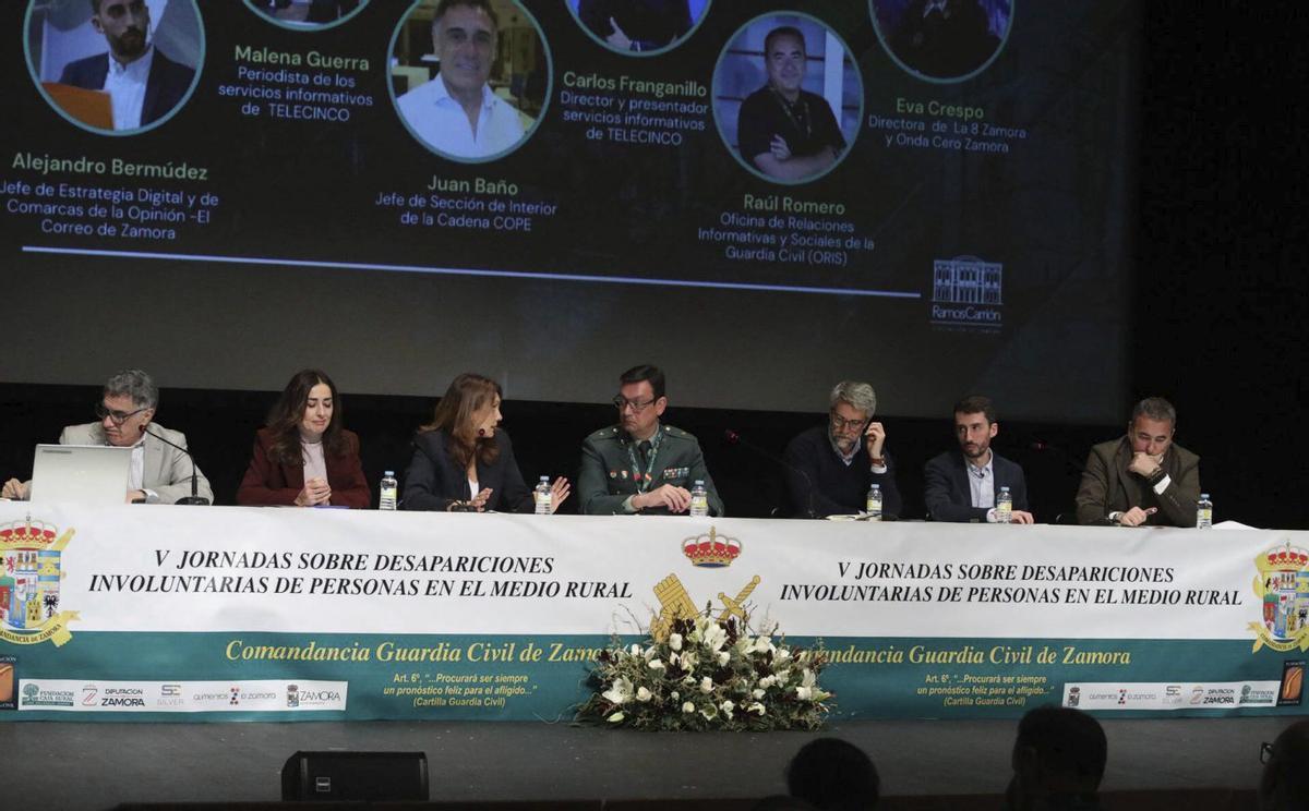 Por la izquierda: Juan Baño, Malena Guerra, Eva Crespo, Comandante Jesús J. González Tejada, Carlos Franganillo, Alejandro Bermúdez y Raúl Romero disertan el tratamiento de las desapariciones en los medios. | ALBA PRIETO