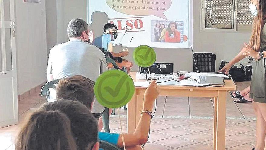 Momento del taller para adolescentes desarrollado en Alagón del Río.