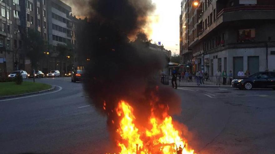 Incendio de una moto en el centro de Oviedo