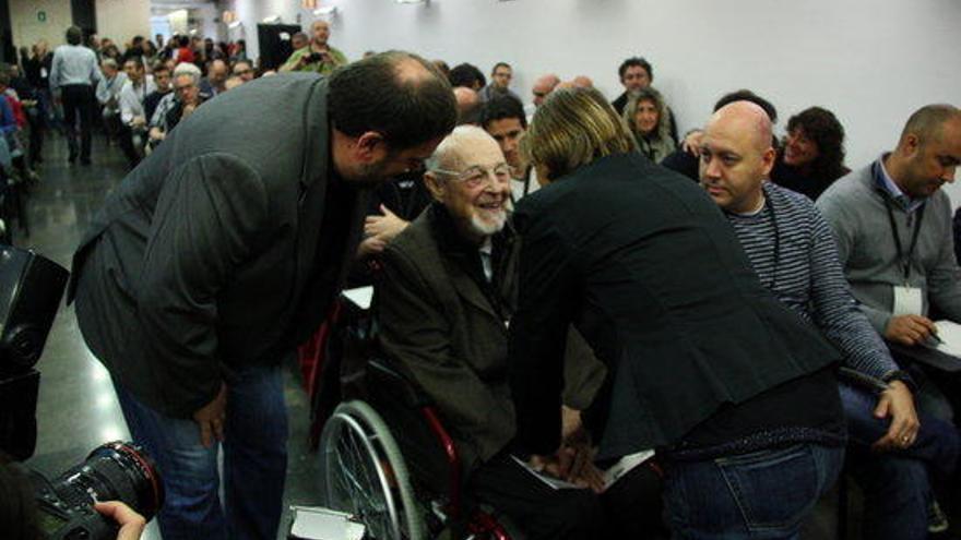 Jordi Carbonell saludat per Forcadell i Junqueras.