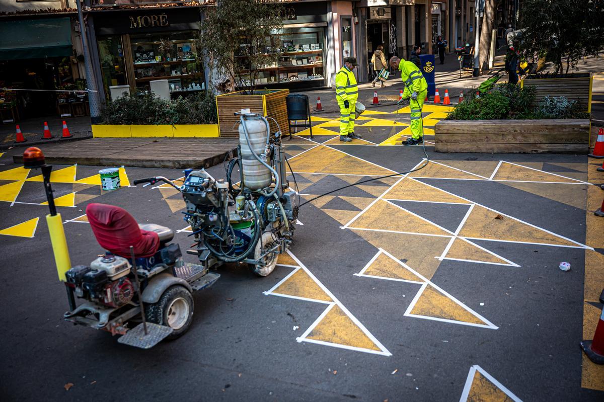 Repintando los colores y las formas del asfalto en la Superilla de Sant Antoni de Barcelona