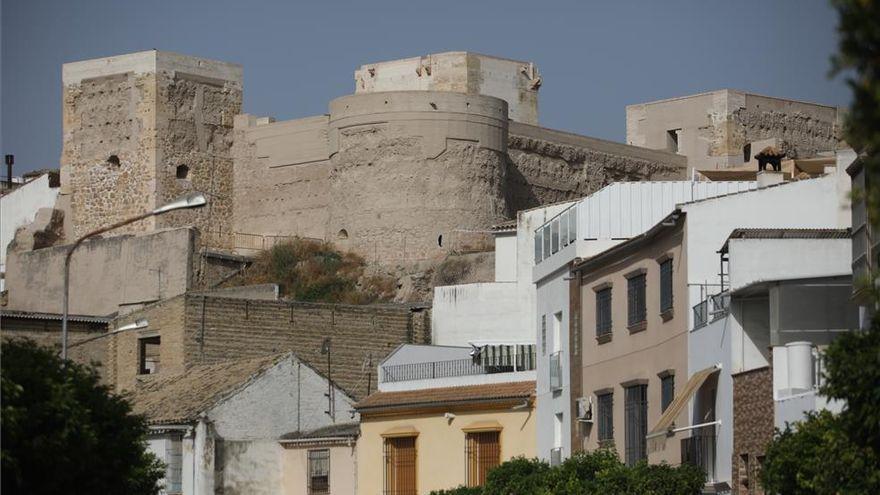 Imagen del castillo y las murallas de Castro del Río.  