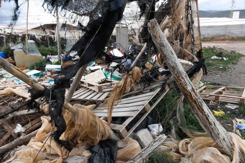 Invernaderos abandonados en la zona de acceso a Playa Vargas