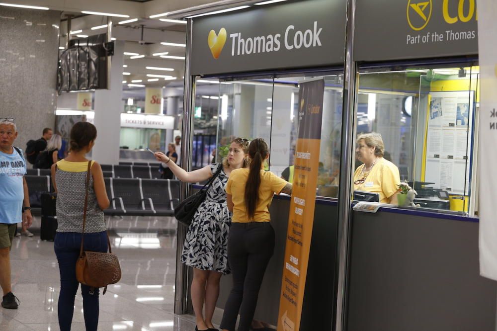 Afectados por la suspensión de pagos de Thomas Cook en el aeropuerto de Palma