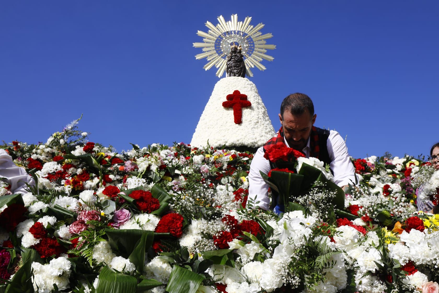 En imágenes | Zaragoza vive su día grande con la Ofrenda de Flores a la Virgen del Pilar
