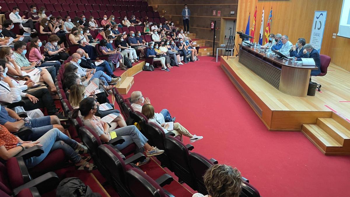 El encuentro se celebra en el salón de actos del Hospital Doctor Balmis