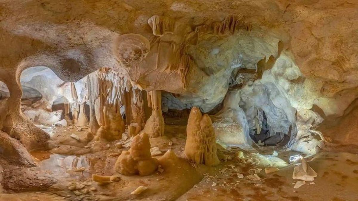 Interior de la cueva de la Maravilla Blanca, en terrenos de la fábrica de cemento