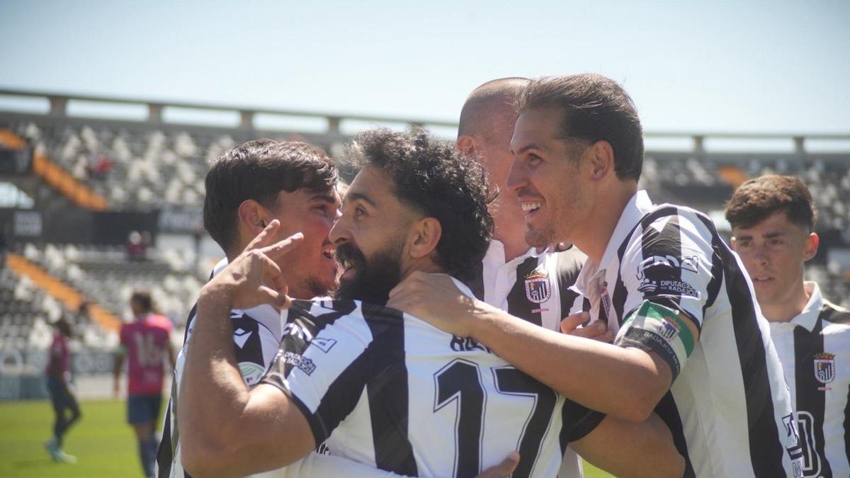Carlos Bravo celebra junto a Pablo Rodríguez, Alegría, Lolo González y Pavón.