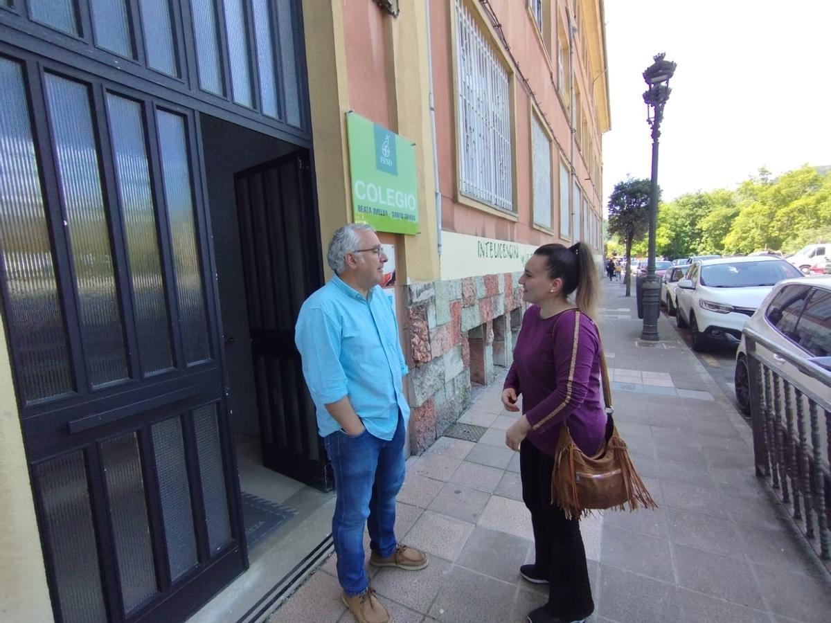 César Álvarez conversando con Ana Alves, vicepresidenta de la AMPA de colegio Beata Imelda-Santo Tomás.