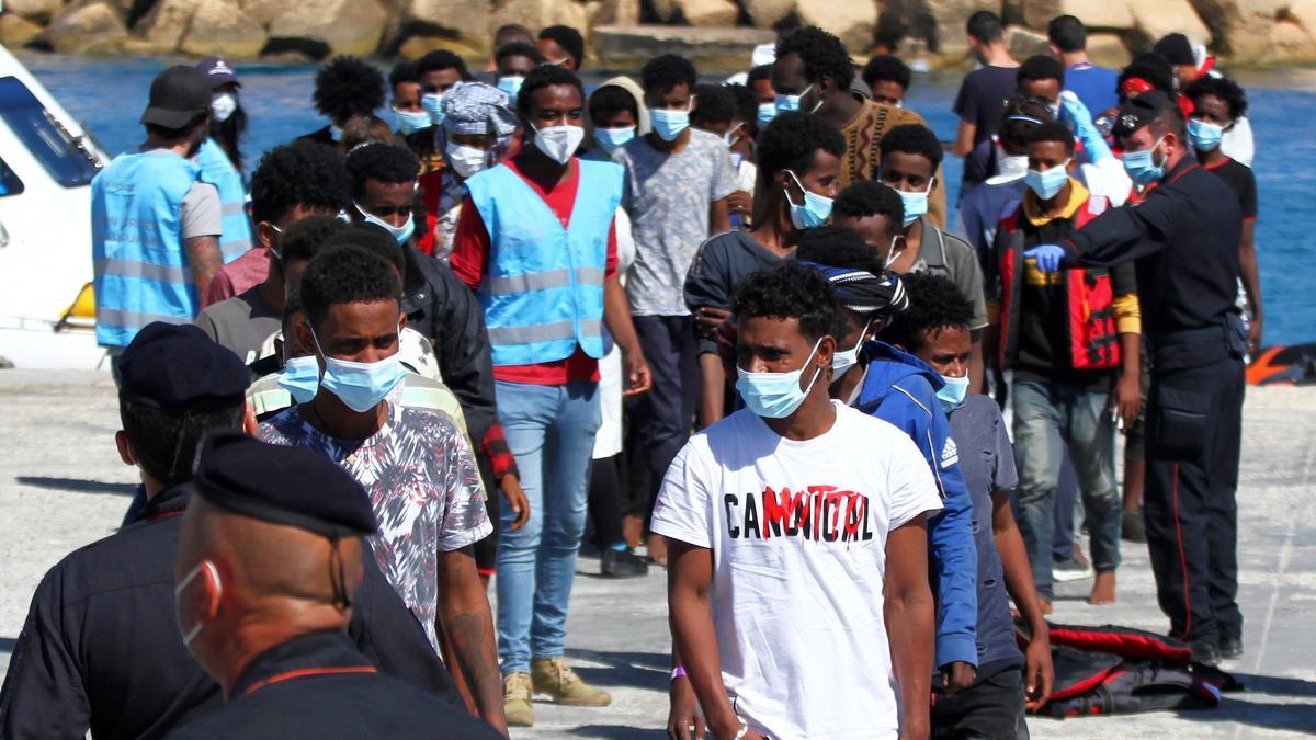 Migrantes llegados este domingo a Lampedusa.