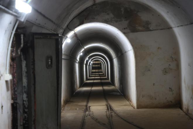 Visita a las entrañas de una batería militar: así son sus túneles y cañones