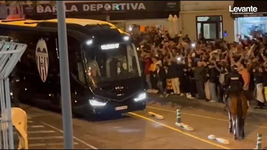 Llegada del Valencia y del Alavés a Mestalla