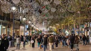 El centro de Barcelona se llena de gente aprovechando un domingo de tiendas abiertas para hacer compras de Navidad.