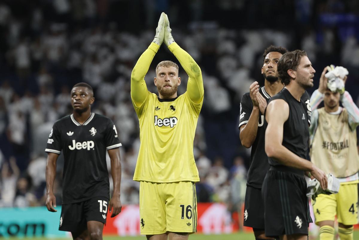 El guardameta de la Juventus, Michele Di Gregorio, a la finalización del partido de la tercera jornada de la Liga de Campeones en el estadio Santiago Bernabéu