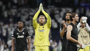 El guardameta de la Juventus, Michele Di Gregorio, a la finalización del partido de la tercera jornada de la Liga de Campeones en el estadio Santiago Bernabéu
