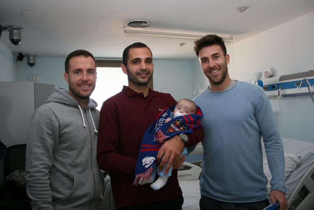 Los jugadores del Levante UD visitan el hospital
