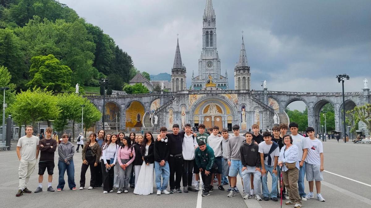 El grupo de estudiantes en Lourdes, en Francia.