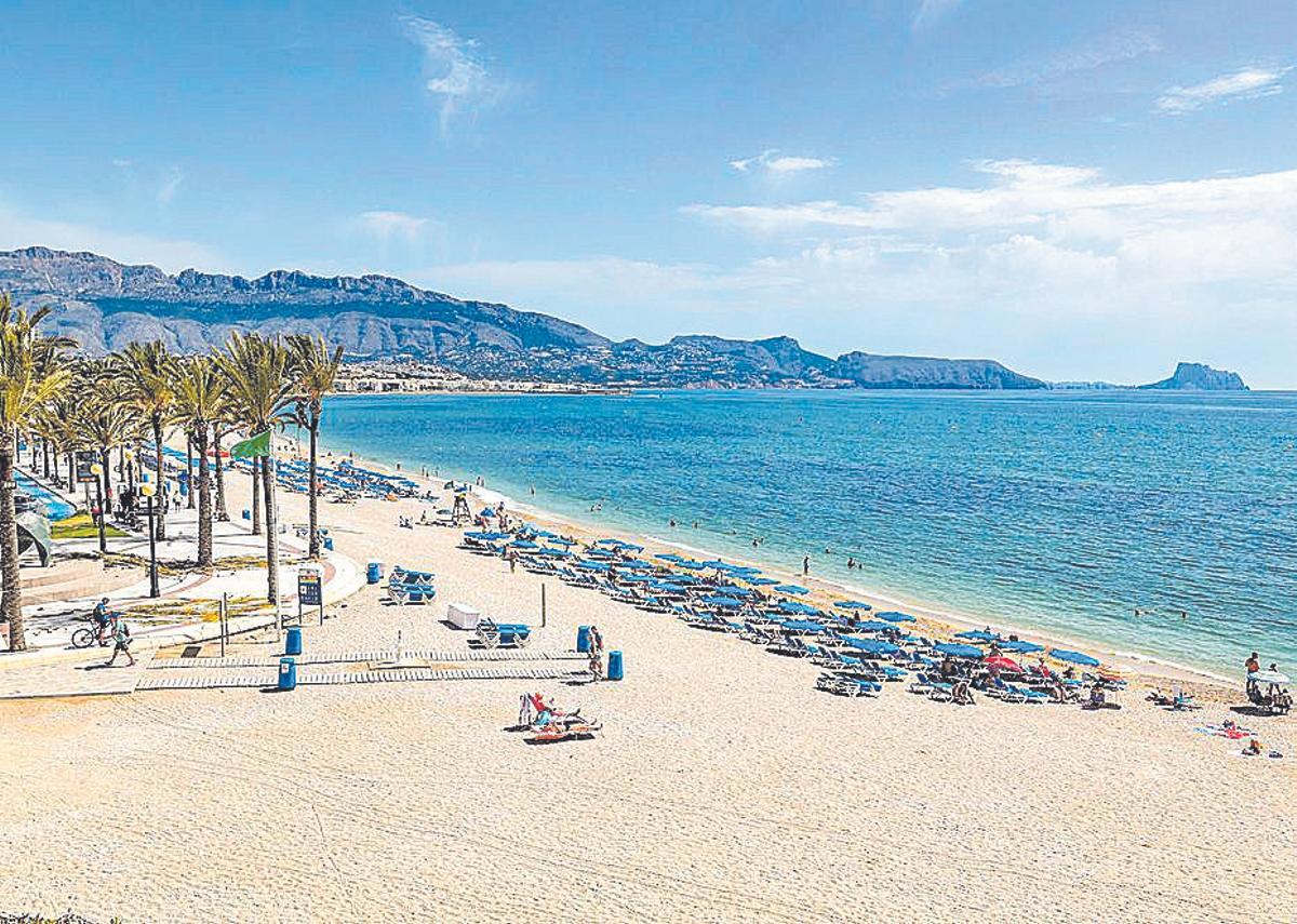 En L’Alfàs del Pi elegirás entre playas de arena o calas de aguas turquesas.