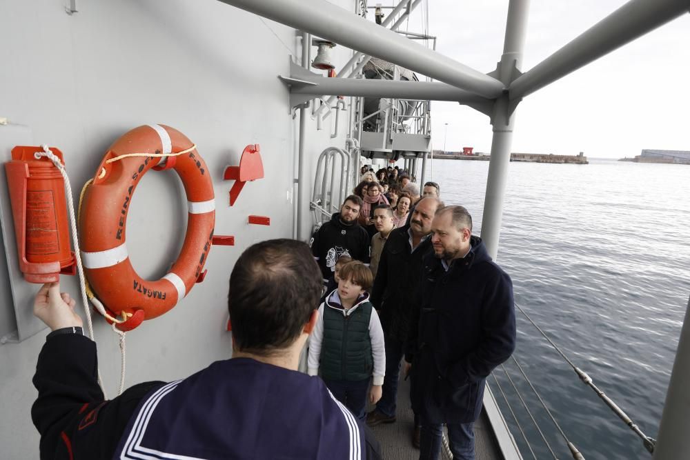 Largas colas en El Musel para visitar el "Cantabria" y la fragata "Reina Sofía"