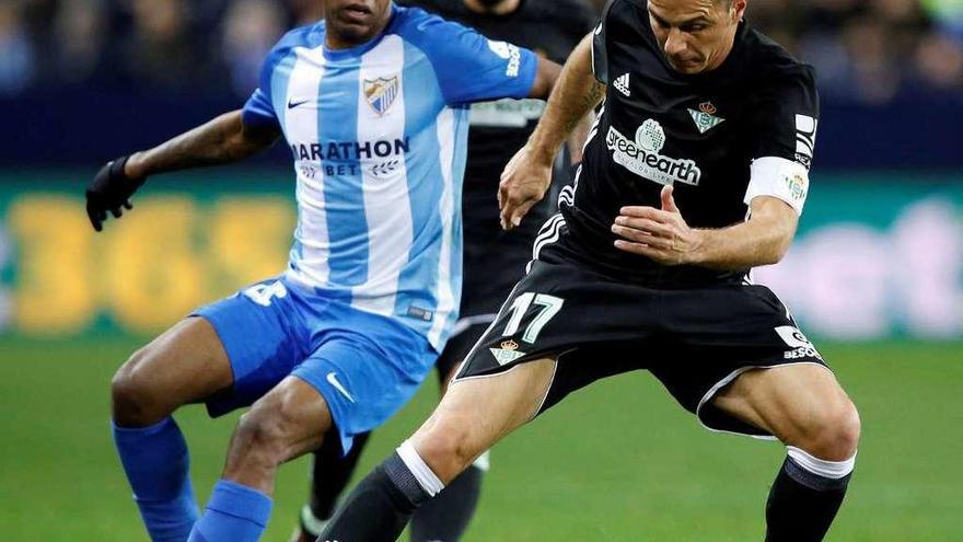 Joaquín controla el balón ante Diego Rolán.