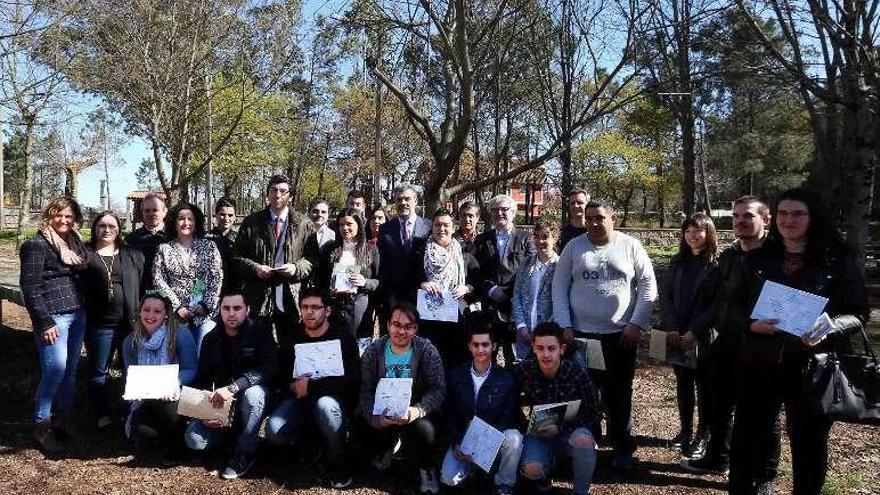 Los alumnos recogieron sus diplomas en Guizán. // A. Hernández