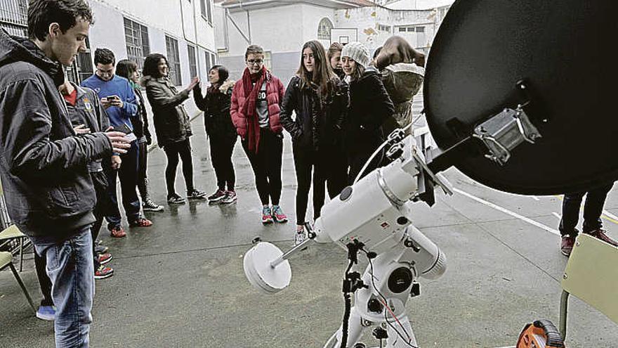 Pablo de la Fuente, a la izquierda, junto al radiotelescopio que montó ayer en el Instituto Fleming de Oviedo.