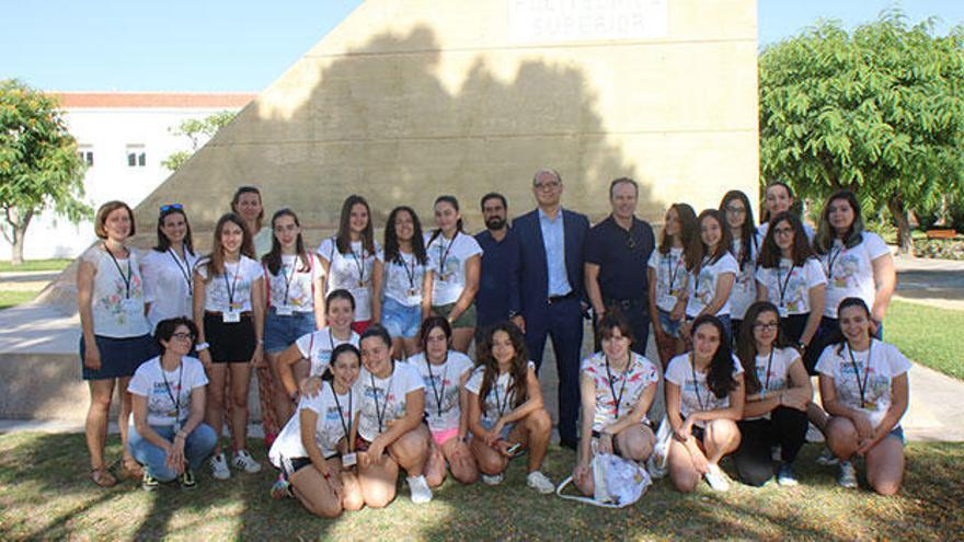 Palomar, amb Andrés Montoyo a la seua esquerra i Josué Nescolarde, a la dreta, junt a les participants.