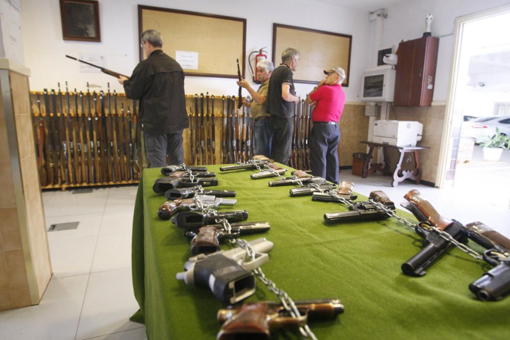 Possibles compradors admirant les armes de la subhasta