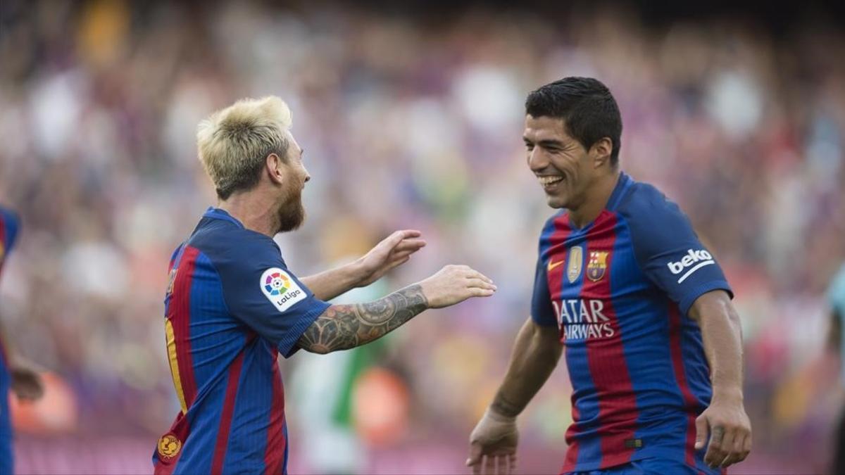 Messi y Suárez celebran un gol del Barça al Betis en el Camp Nou.