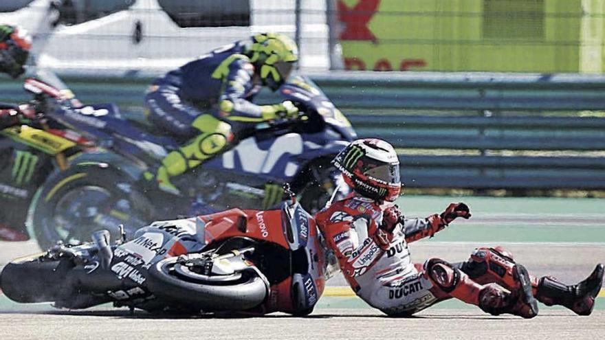 Jorge Lorenzo en su caída de ayer en la primera curva del Gran Premio de Aragón.