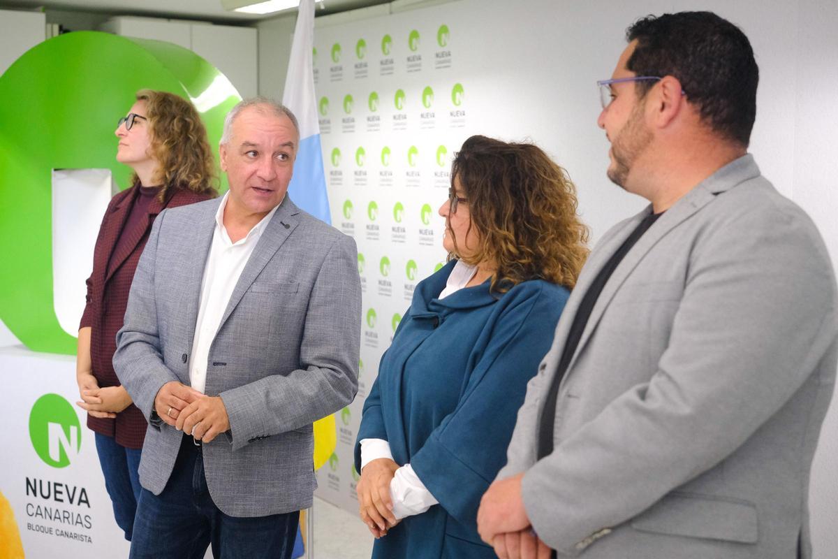Yaiza Pérez, Luis Campos, Ofelia Alvarado y Leví Ramos, en la rueda de prensa tras el cese de los ediles en el Ayuntamiento de Santa Lucía.