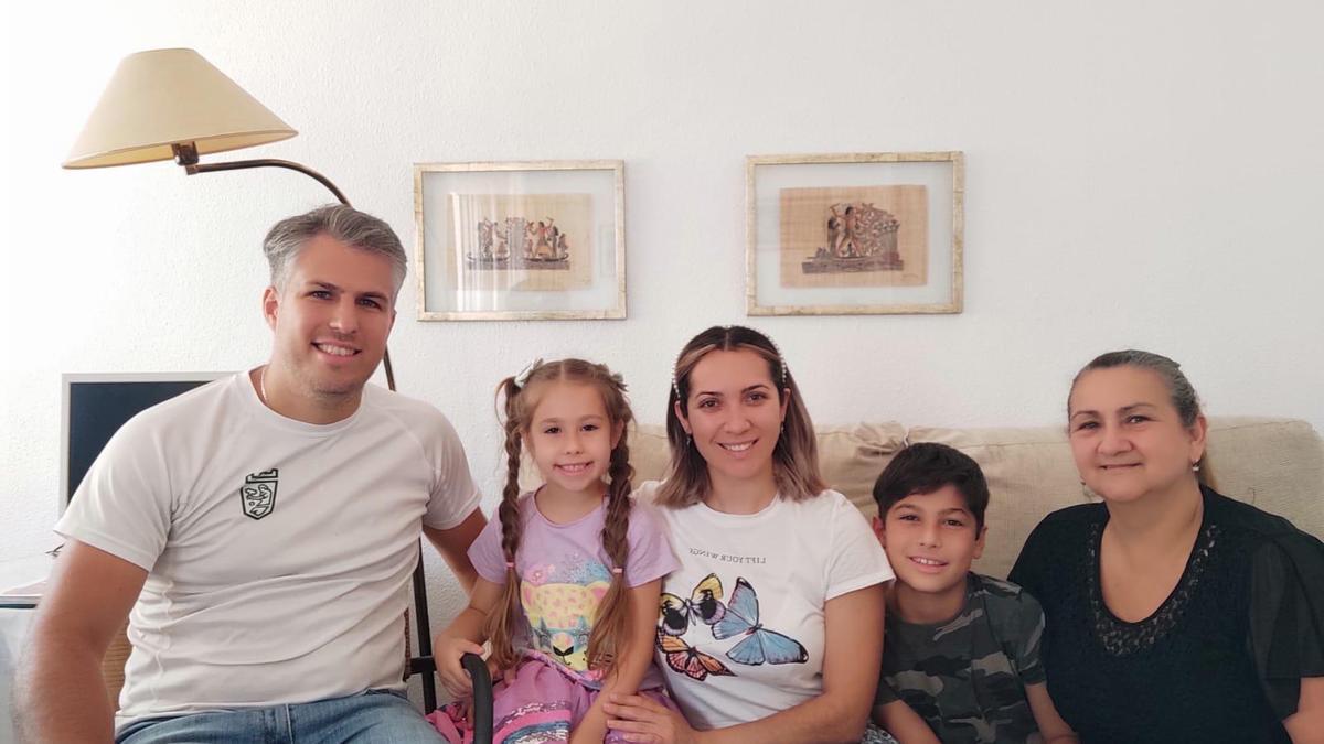 Una pareja, Eli y Roger, con sus dos hijos salva del cierre un colegio de Portell.