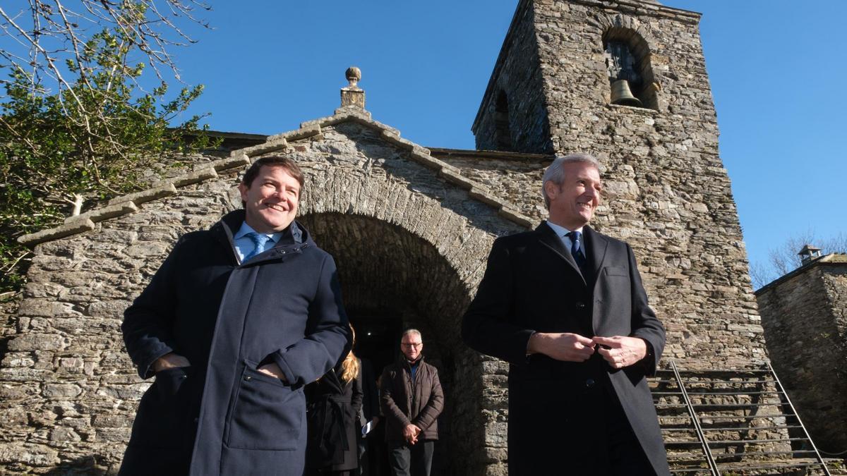 Los presidentes Rueda y Mañueco en O Cebreiro donde han firmado el convenio de la exposición 'Las edades del hombre'