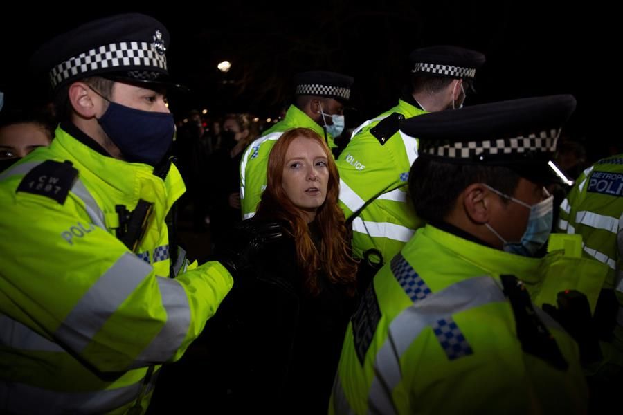 La Policía Metropolitana de Londres se lleva a una mujer arrestada tras los incidentes.