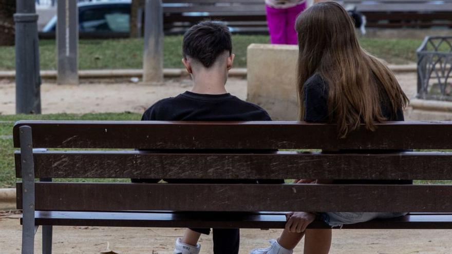 Jóvenes en un parque de la provincia de Alicante.  | RAFA ARJONES