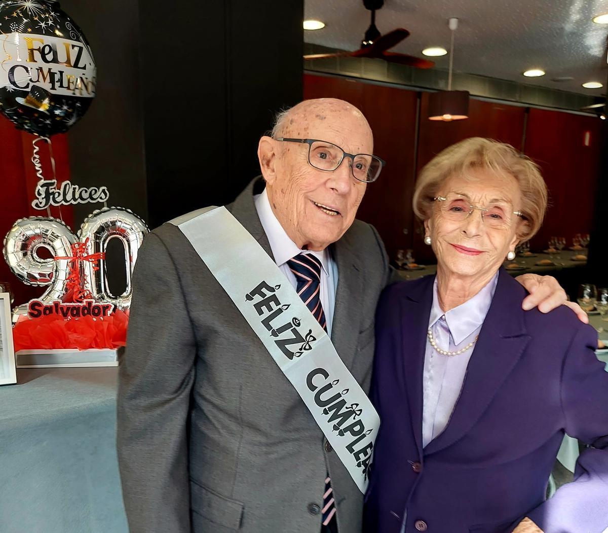 Salvador Bellés, en su 90 cumpleaños junto a Ana, su mujer.