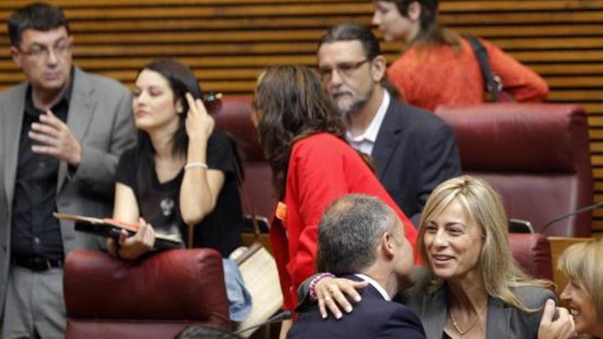 El diputado Francisco Camps saluda a la diputada y alcaldesa de Alicante, Sonia Castedo, durante el pleno de las Corts Valencianes.