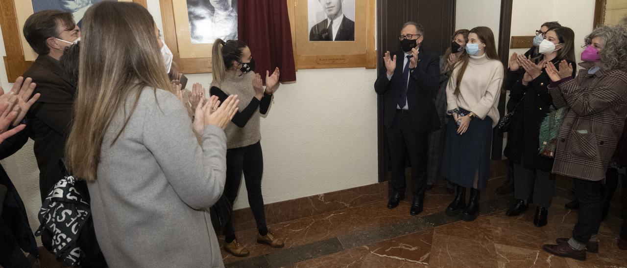 Familiares del expresidente fusilado protagonizaron junto a José Martí y Tania Baños la inauguración del cuadro de José Hernández Merlo.