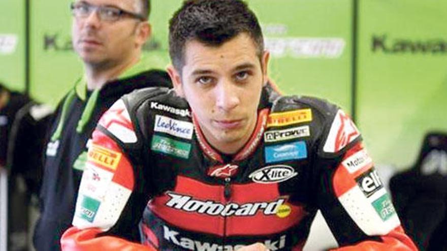 El piloto mallorquín David Salom posa en el box del equipo Pedercini Kawasaki.