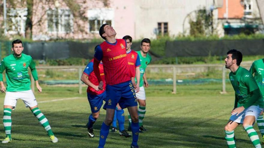 El jugador del Condal Carly tras golpear el balón con la cabeza.