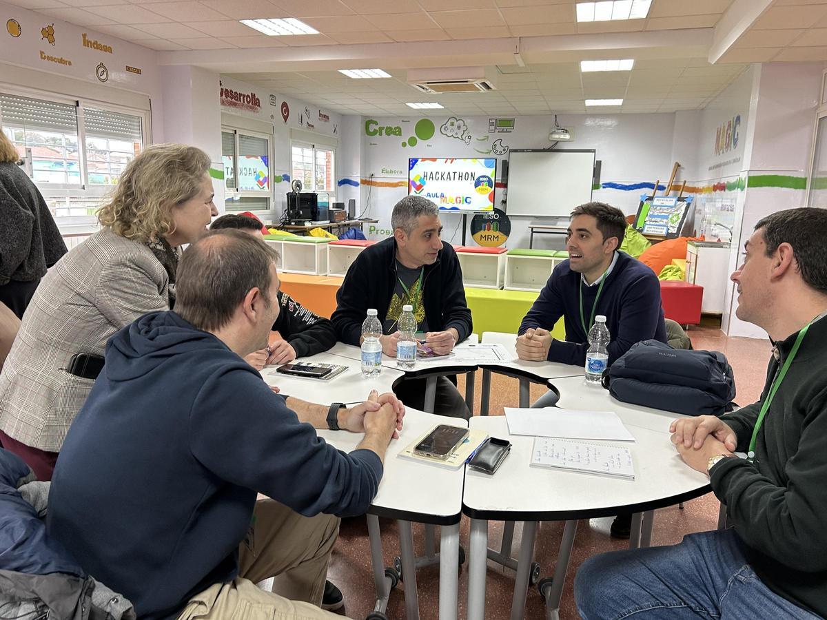 La consejera de Educación, Mercedes Vaquera, visita el centro pionero de Burguillos del Cerro