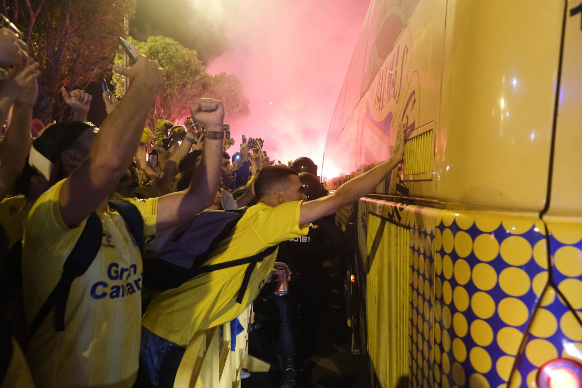 Los aficionados de la UD Las Palmas reciben la guagua con los jugadores antes del derbi