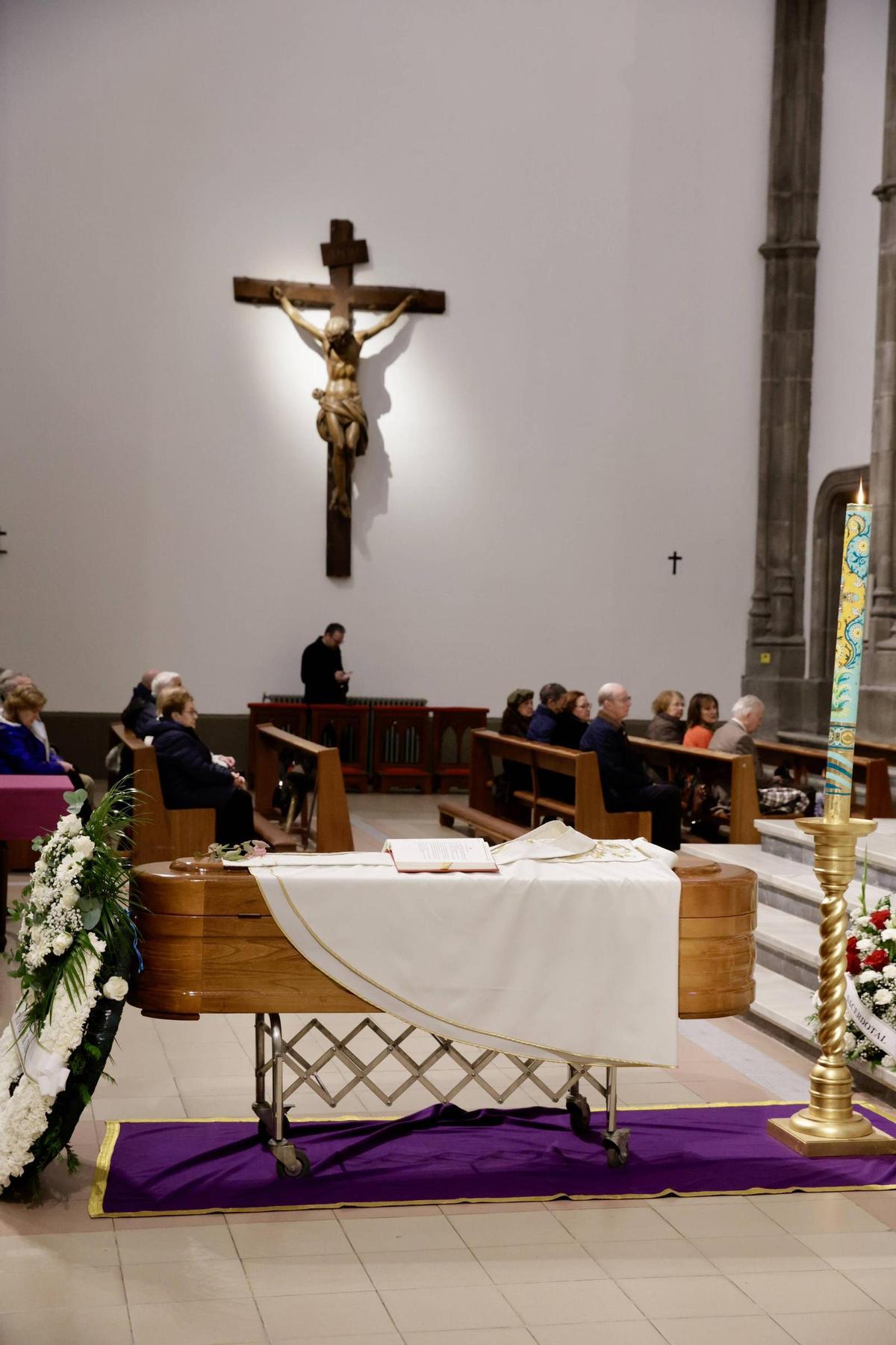 EN IMÁGENES: El funeral de "Donvi" en la iglesia de San Lorenzo de Gijón