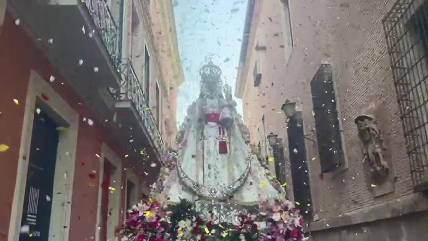 Petalada a la Virgen de la Fuensanta a su salida de la Catedral