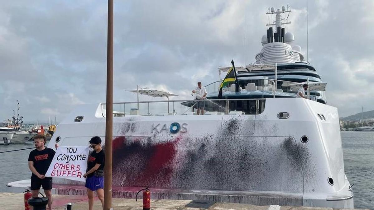 Aktivisten der Gruppe "Futuro Vegetal" vor der Gigayacht "Kaos" auf Ibiza.
