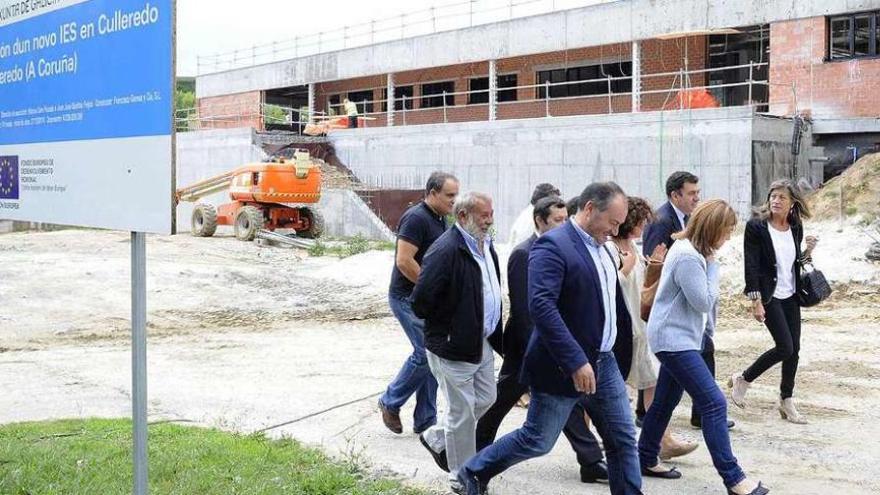 El conselleiro de Educación acompañado por los responsables municipales visitó ayer las obras de Culleredo.