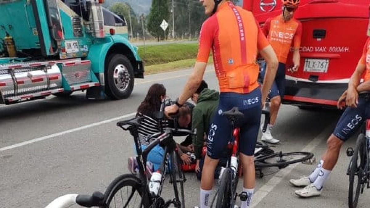 Egan Bernal sufrió un accidente en la carretera al colisionar con un autobús